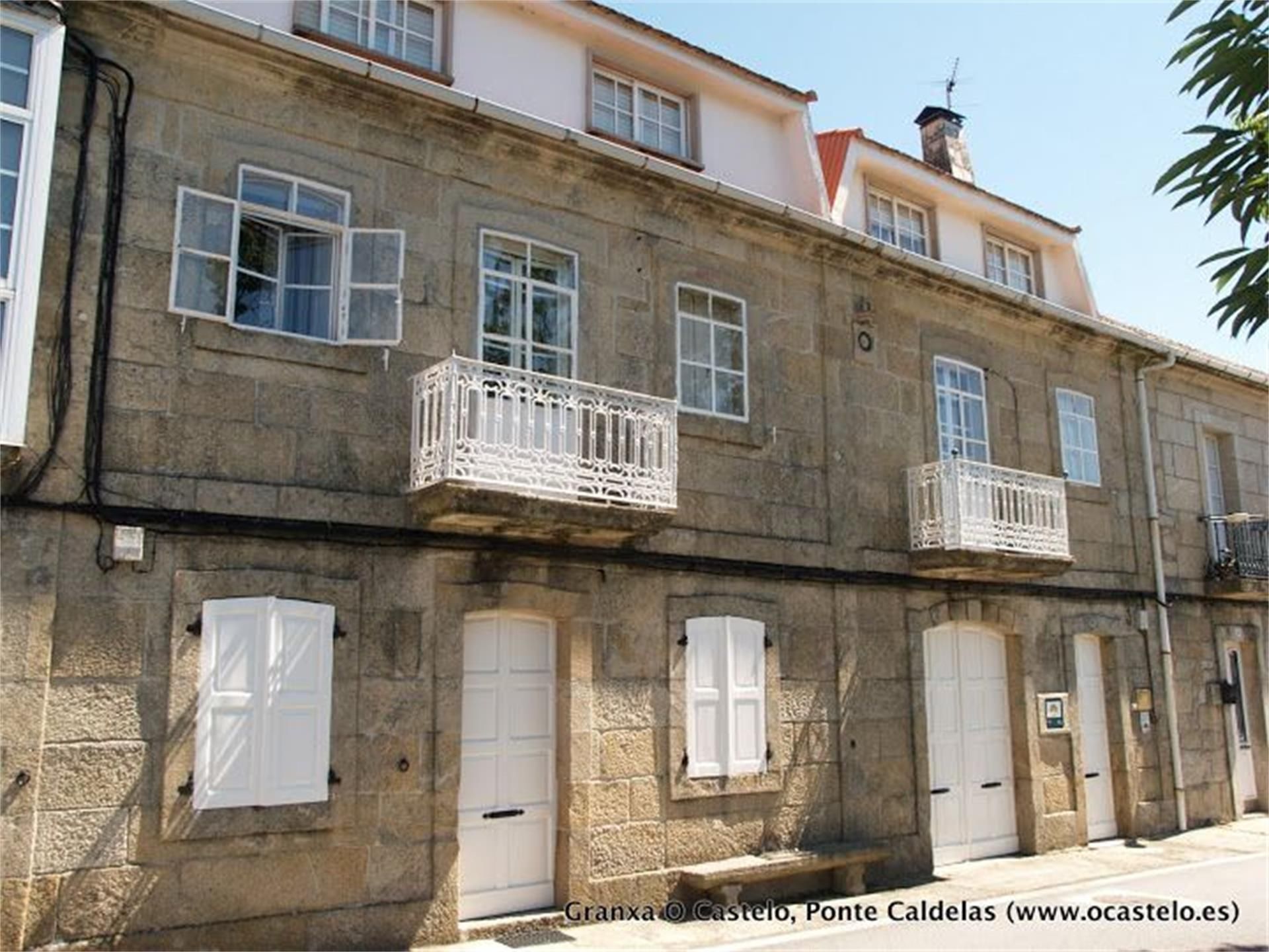 Vista exterior de Casa adosada de lloguer en Ponte Caldelas amb Calefacció, Parquet i Terrassa