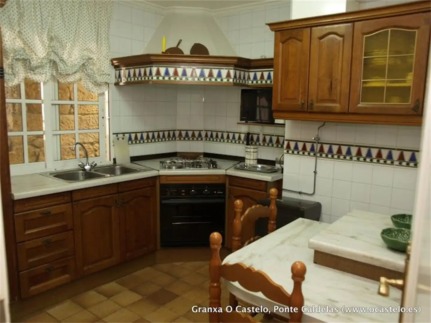 Casa adosada de alquiler en Avenida Galicia, 22, Ponte Caldelas Cocina de Casa adosada de alquiler en Ponte Caldelas con Calefacción, Parquet y Terraza