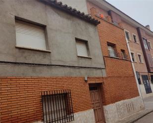 Vista exterior de Casa adosada en venda en Manzanares amb Terrassa