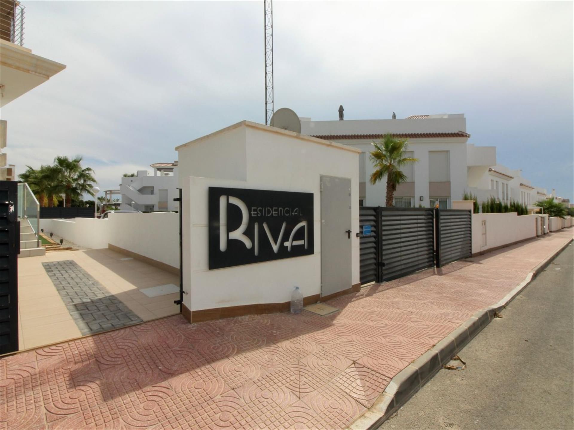 Vista exterior de Dúplex en venda en Rojales amb Aire condicionat, Calefacció i Jardí privat