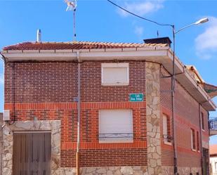 Vista exterior de Casa o xalet en venda en Benavides amb Terrassa