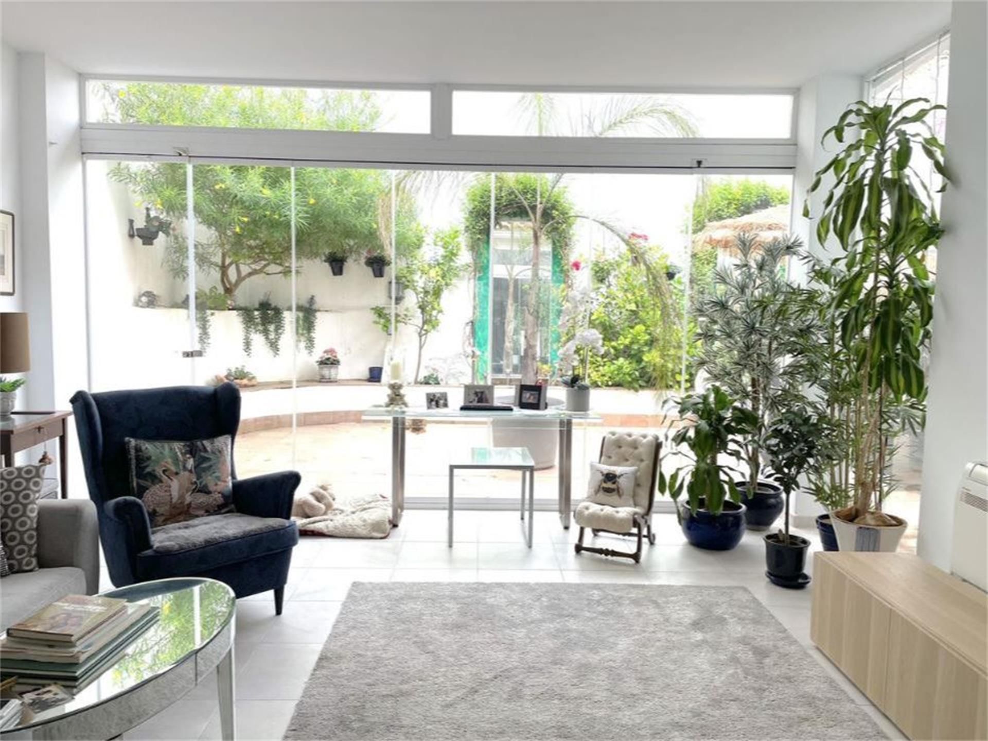 Sala d'estar de Casa adosada en venda en Estepona amb Terrassa