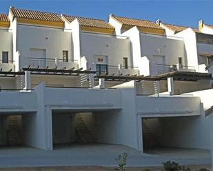 Vista exterior de Casa adosada en venda en Manilva amb Aire condicionat, Terrassa i Piscina