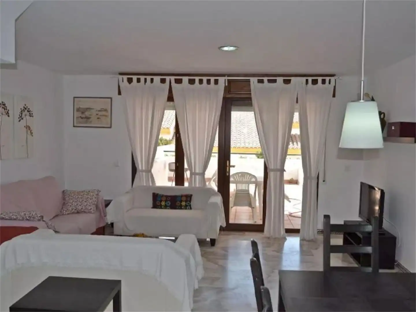 Casa adosada en venda a Calle Muro Aguilar, 14, Manilva Pueblo Sala d'estar de Casa adosada en venda en Manilva amb Aire condicionat, Calefacció i Jardí privat