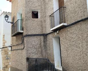 Vista exterior de Casa adosada en venda en Cirat amb Terrassa i Balcó
