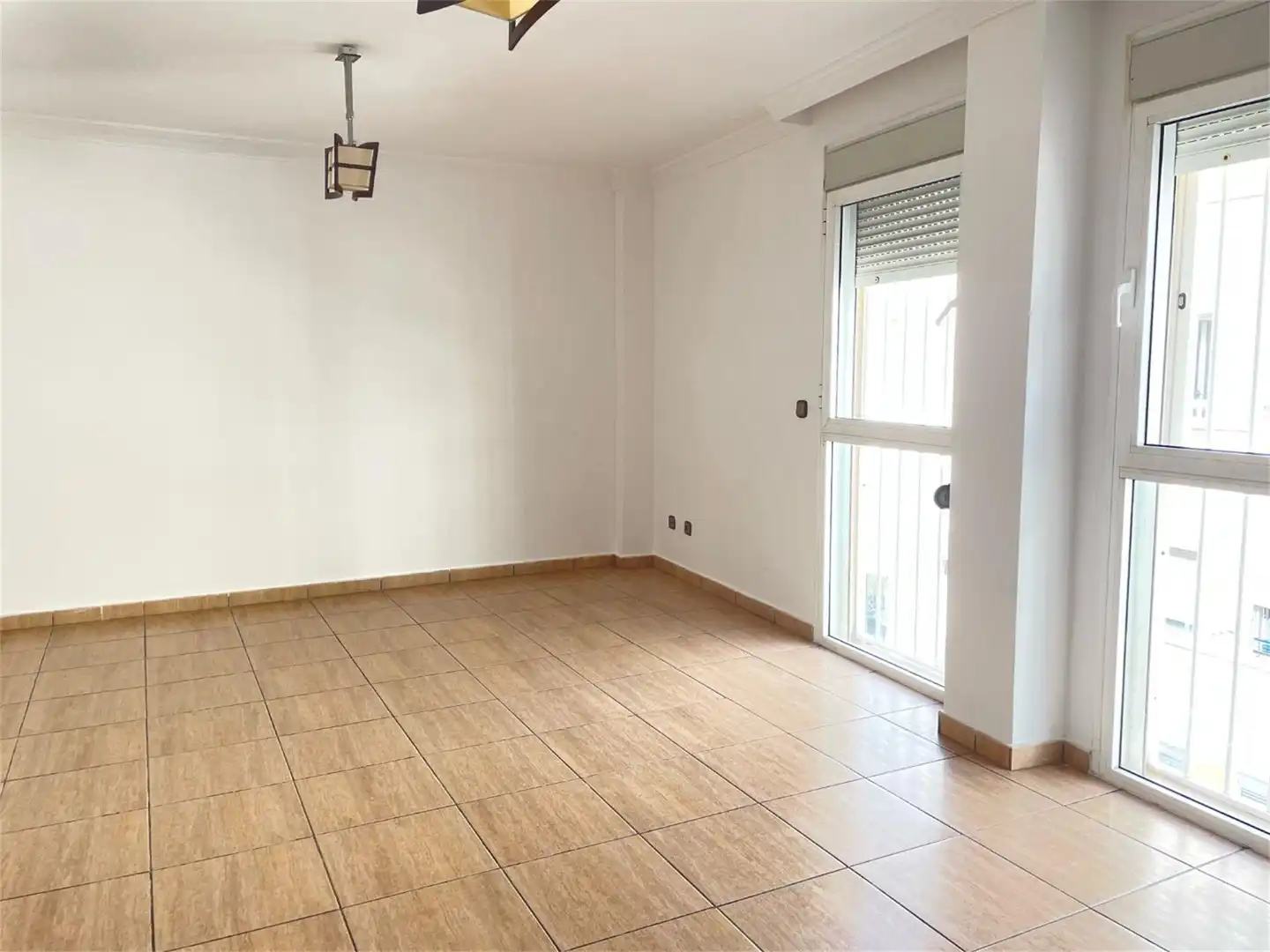 Wohnzimmer von Wohnung zum Verkauf in Ceuta mit Klimaanlage, Heizung und Privatgarten