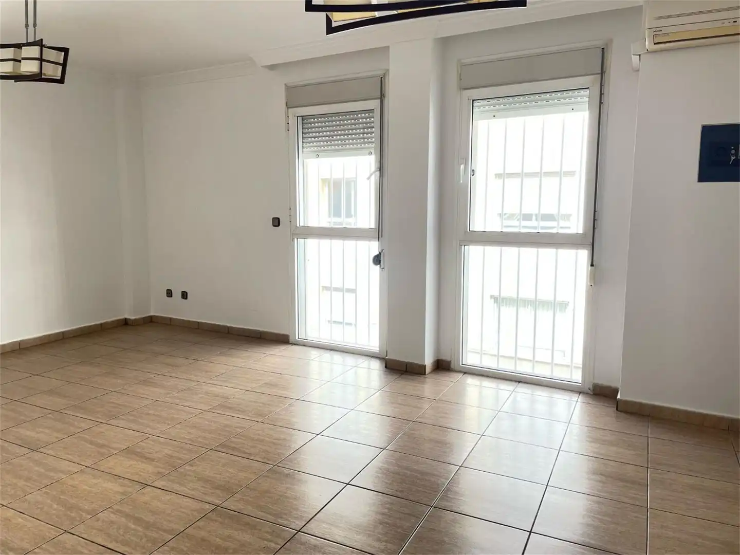 Wohnzimmer von Wohnung zum Verkauf in Ceuta mit Klimaanlage, Heizung und Privatgarten