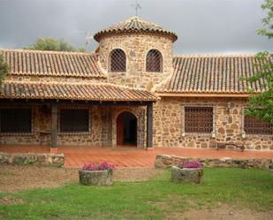 Vista exterior de Finca rústica en venda en Retuerta del Bullaque amb Aire condicionat, Terrassa i Piscina