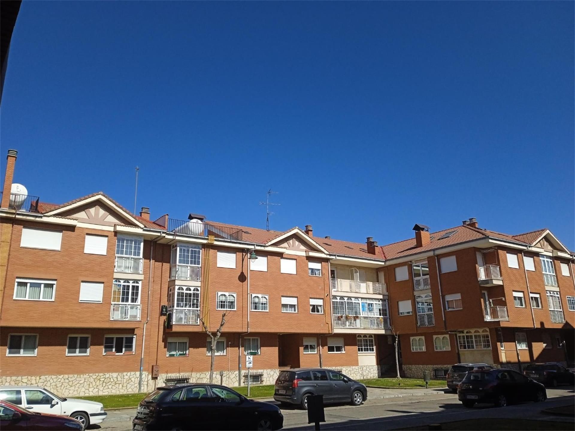 Vista exterior de Pis en venda en León Capital  amb Calefacció, Jardí privat i Parquet