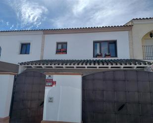 Vista exterior de Casa adosada en venda en Lebrija amb Aire condicionat i Terrassa