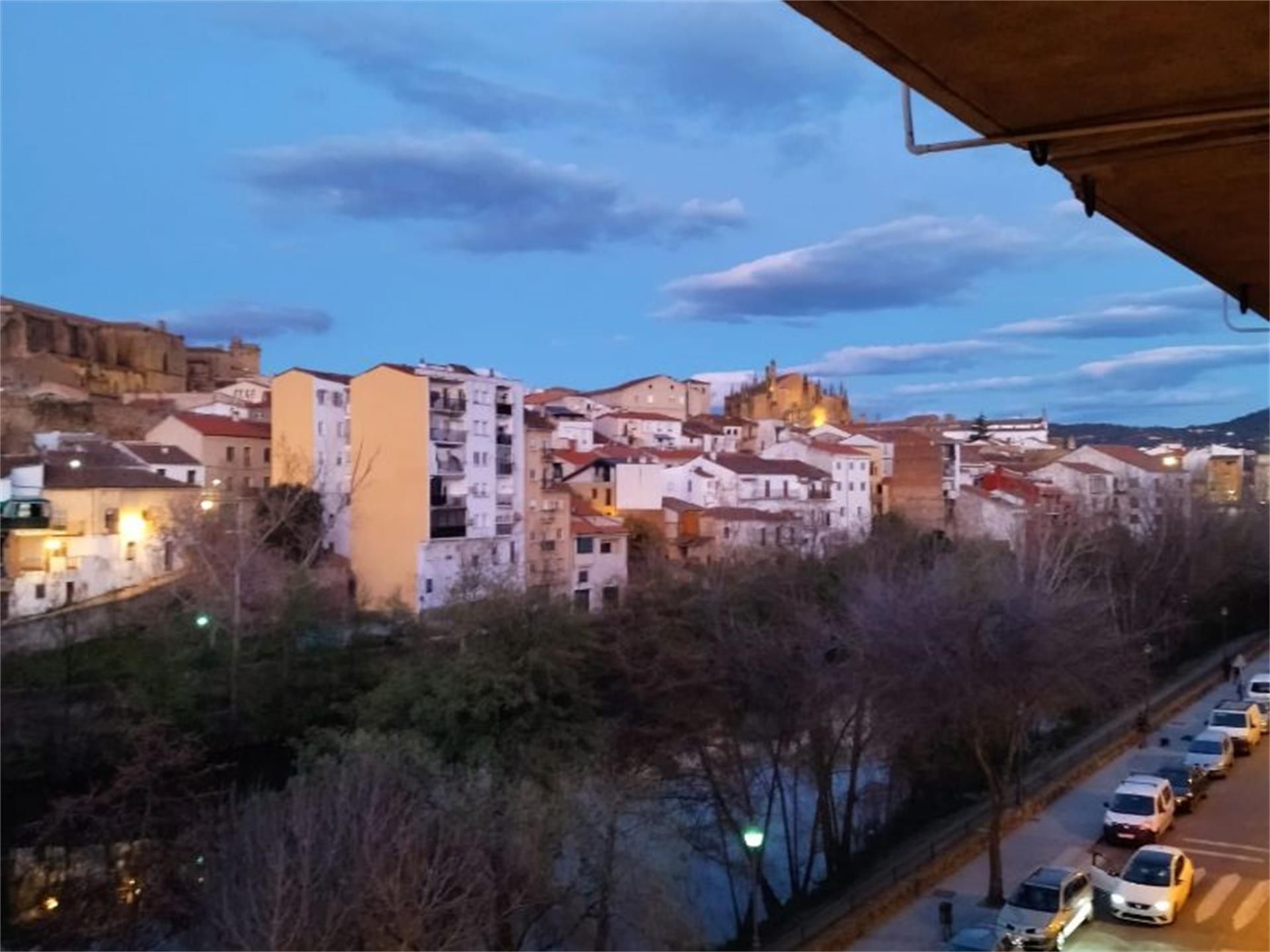 Vista exterior de Pis en venda en Plasencia amb Terrassa i Balcó