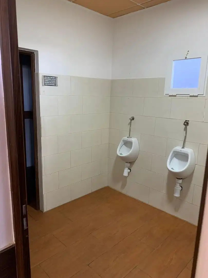 Badezimmer von Geschaftsraum zur Miete in Moraleda de Zafayona mit Klimaanlage und Heizung