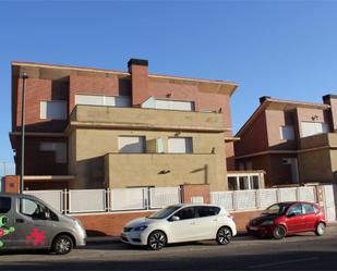 Vista exterior de Casa adosada en venda en Villamediana de Iregua amb Terrassa, Piscina i Balcó