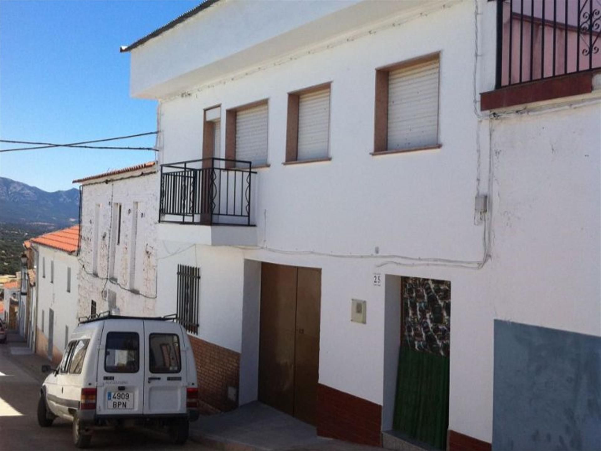 Vista exterior de Casa adosada en venda en Cardeña amb Jardí privat, Terrassa i Traster
