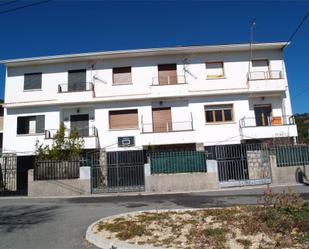 Vista exterior de Casa adosada en venda en El Hoyo de Pinares  amb Calefacció, Jardí privat i Terrassa