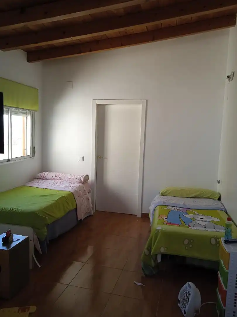 Casa adosada en venda a Calle Mandrona, 6, Úbeda Dormitori de Casa adosada en venda en Úbeda amb Aire condicionat, Parquet i Terrassa