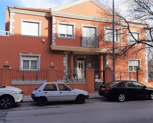 Vista exterior de Casa o xalet en venda en Almansa amb Aire condicionat, Terrassa i Piscina