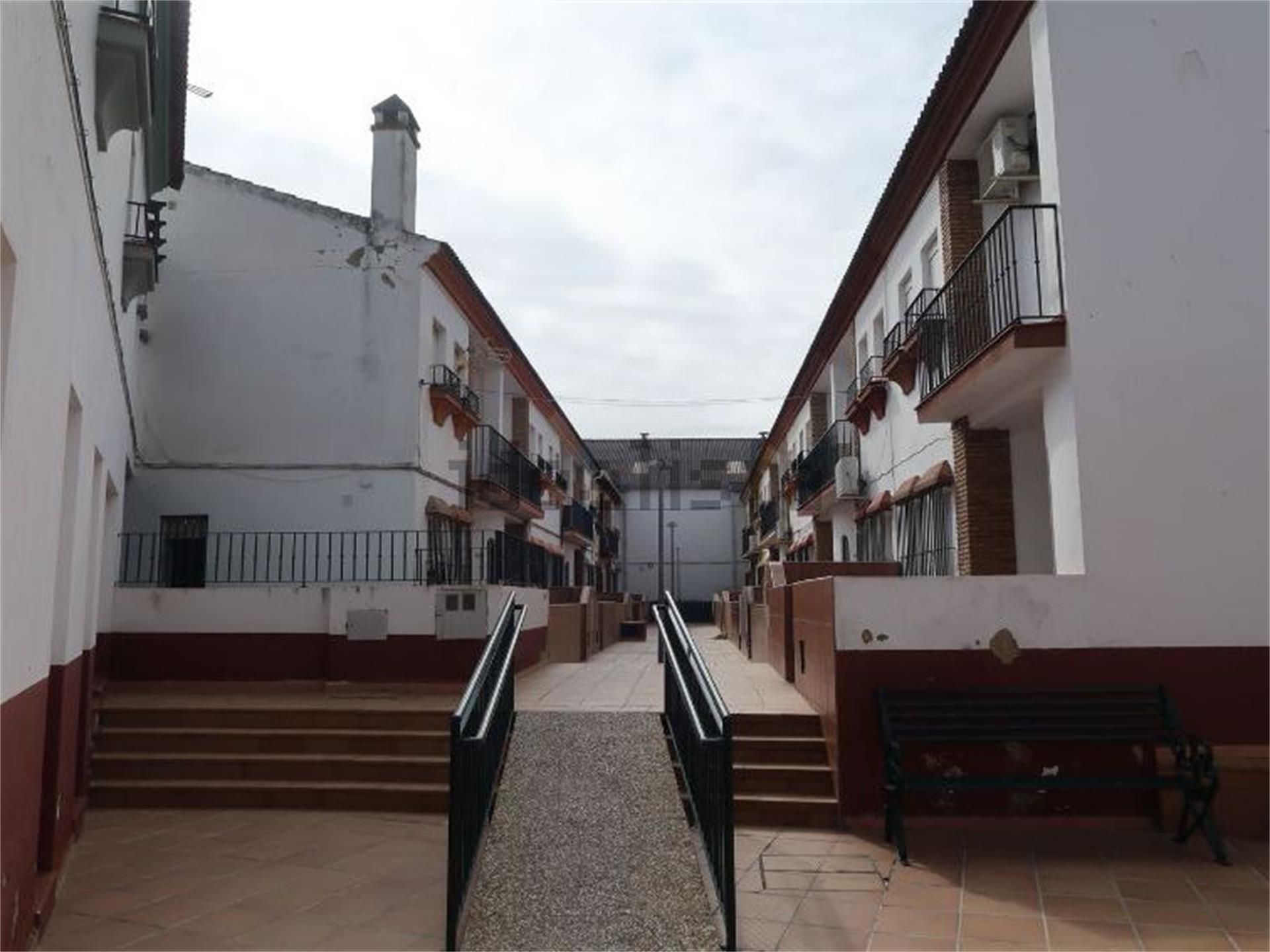 Vista exterior de Casa adosada en venda en Cantillana amb Aire condicionat, Calefacció i Jardí privat