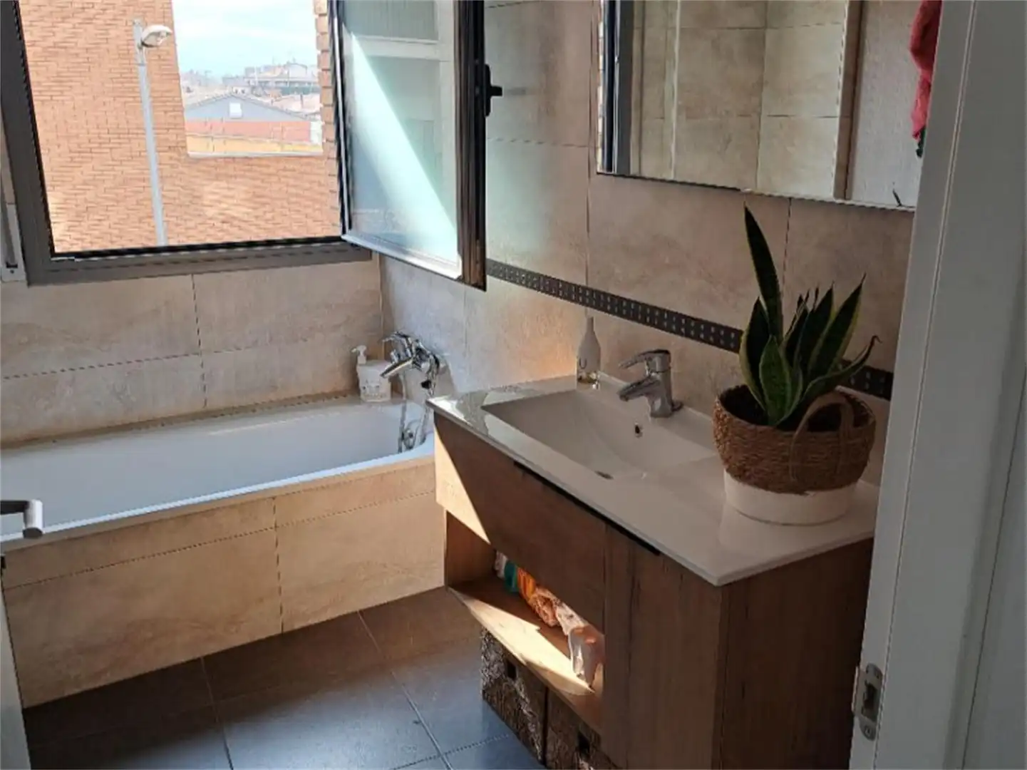 Piso en venta en Plaça Pla dels Àlbers, 20, Manlleu Baño de Piso en venta en Manlleu con Calefacción, Terraza y Parking comunitario