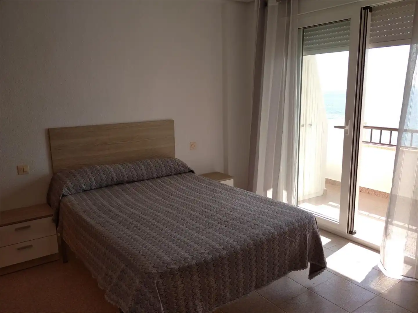 Apartament de lloguer a Edif.playa, 1, Mil Palmeras Dormitori de Apartament de lloguer en Pilar de la Horadada amb Jardí privat, Terrassa i Moblat