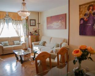 Sala d'estar de Apartament en venda en  Madrid Capital amb Aire condicionat i Piscina
