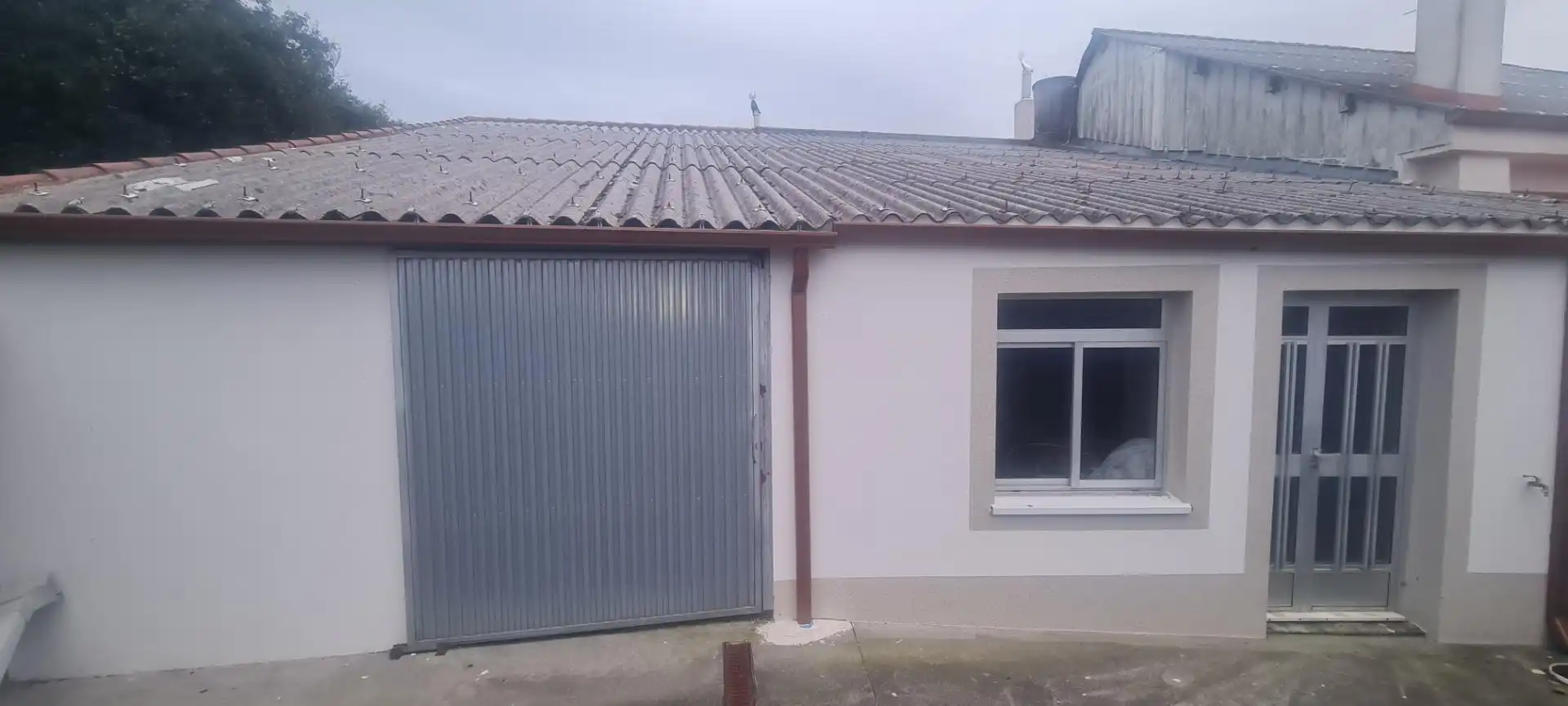 Außenansicht von Einfamilien-Reihenhaus zum Verkauf in Santa Comba mit Abstellraum, Möbliert und Waschmaschine
