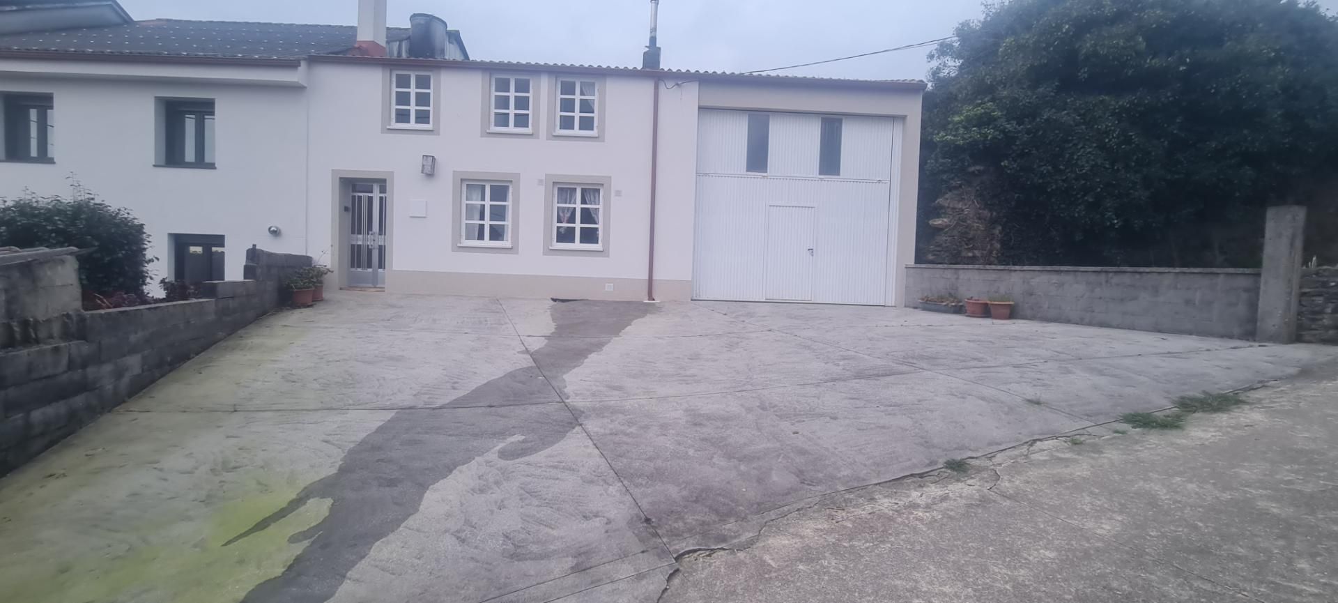 Vista exterior de Casa adosada en venda en Santa Comba amb Traster, Moblat i Rentadora