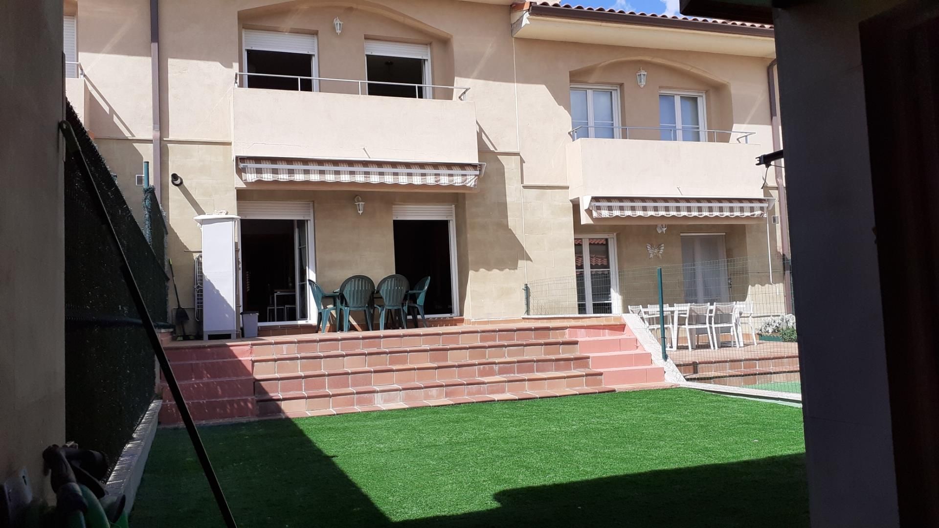 Vista exterior de Casa o xalet en venda en Zarratón amb Calefacció, Jardí privat i Parquet