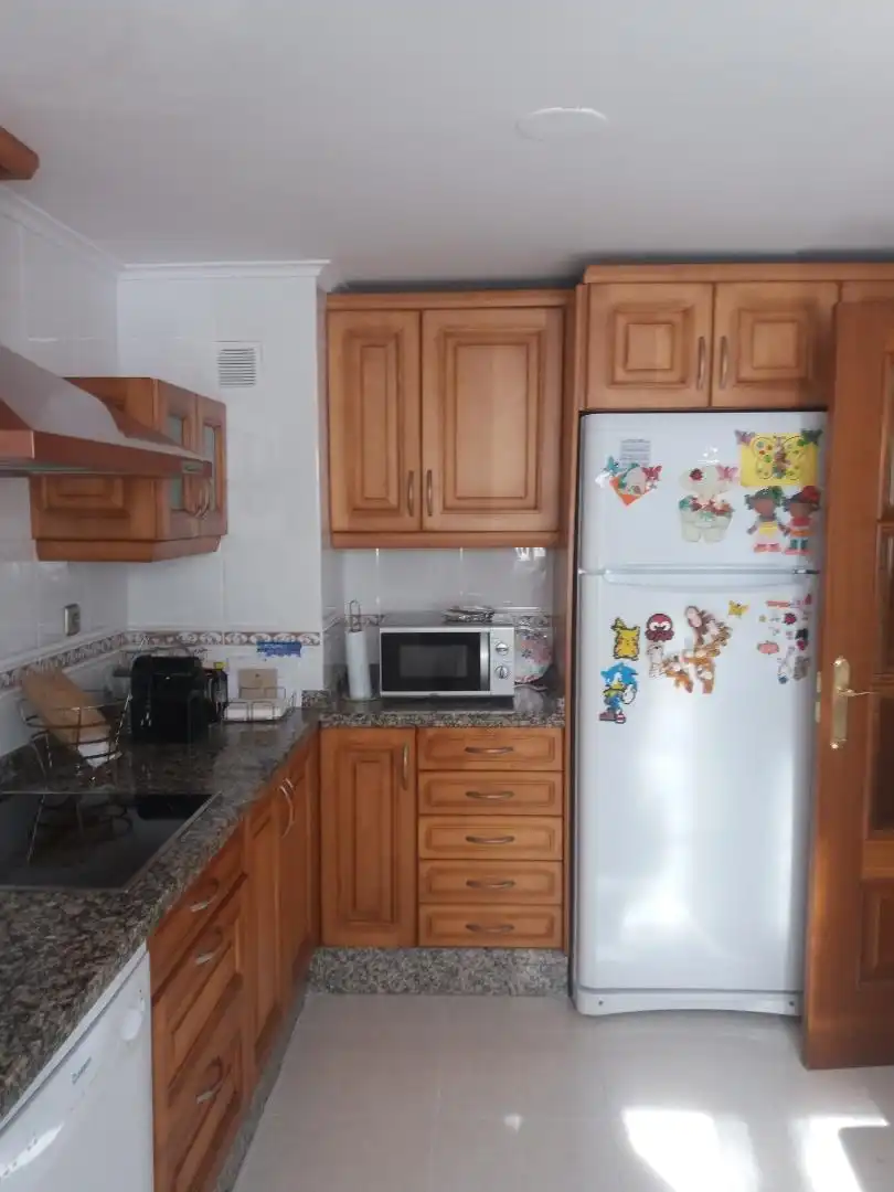 Casa adosada en venta en Calle Fermín Gurbindo, 38, Lardero Cocina de Casa adosada en venta en Lardero con Aire acondicionado, Terraza y Piscina