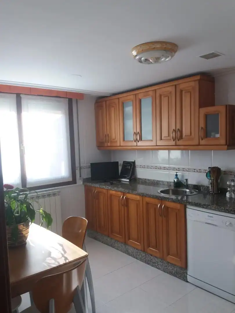 Casa adosada en venta en Calle Fermín Gurbindo, 38, Lardero Cocina de Casa adosada en venta en Lardero con Aire acondicionado, Terraza y Piscina
