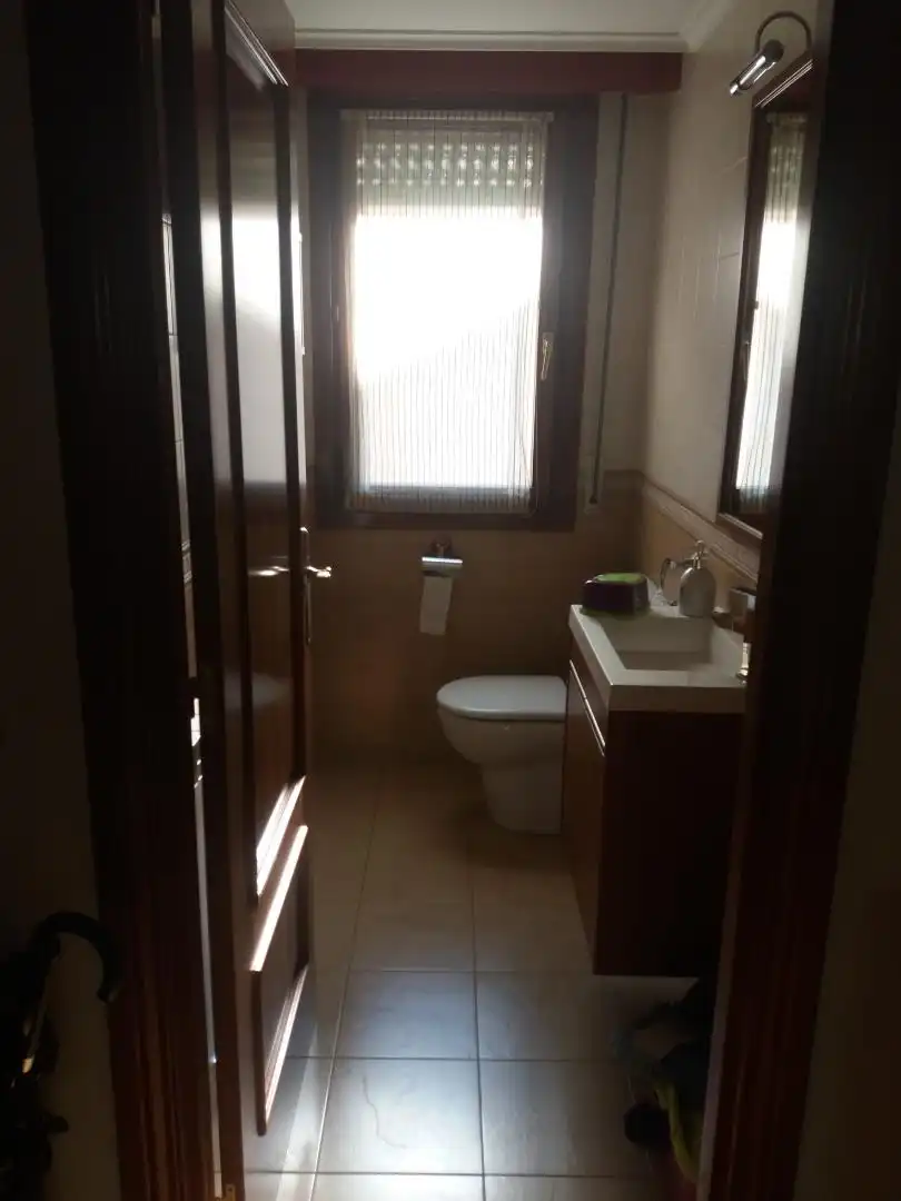 Casa adosada en venta en Calle Fermín Gurbindo, 38, Lardero Baño de Casa adosada en venta en Lardero con Aire acondicionado, Terraza y Piscina