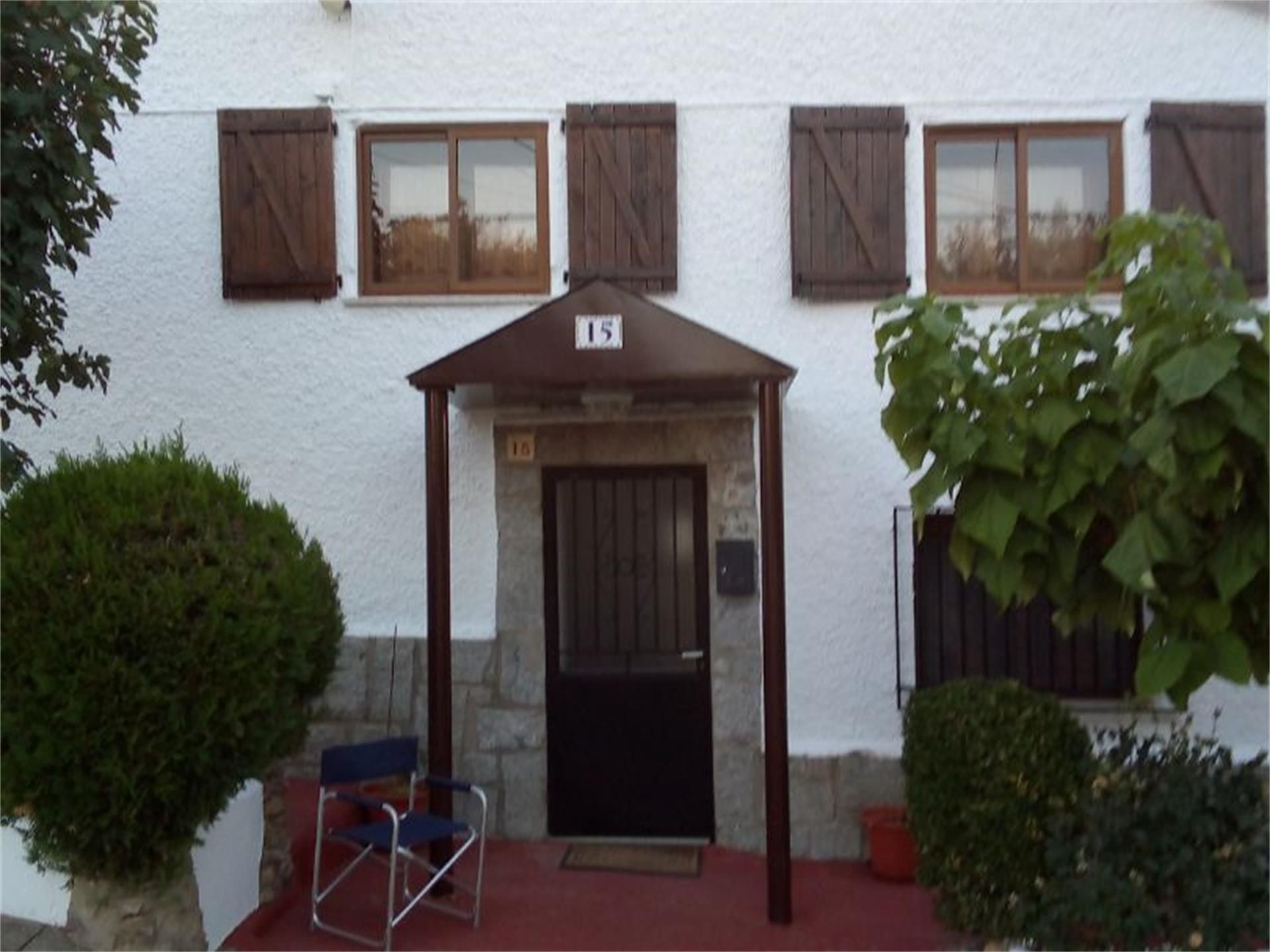 Vista exterior de Casa adosada en venda en Aldeanueva de la Sierra amb Calefacció, Jardí privat i Traster