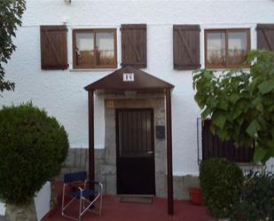 Vista exterior de Casa adosada en venda en Aldeanueva de la Sierra amb Calefacció, Jardí privat i Traster