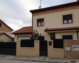 Vista exterior de Casa o xalet en venda en Hontanares de Eresma amb Aire condicionat, Calefacció i Jardí privat