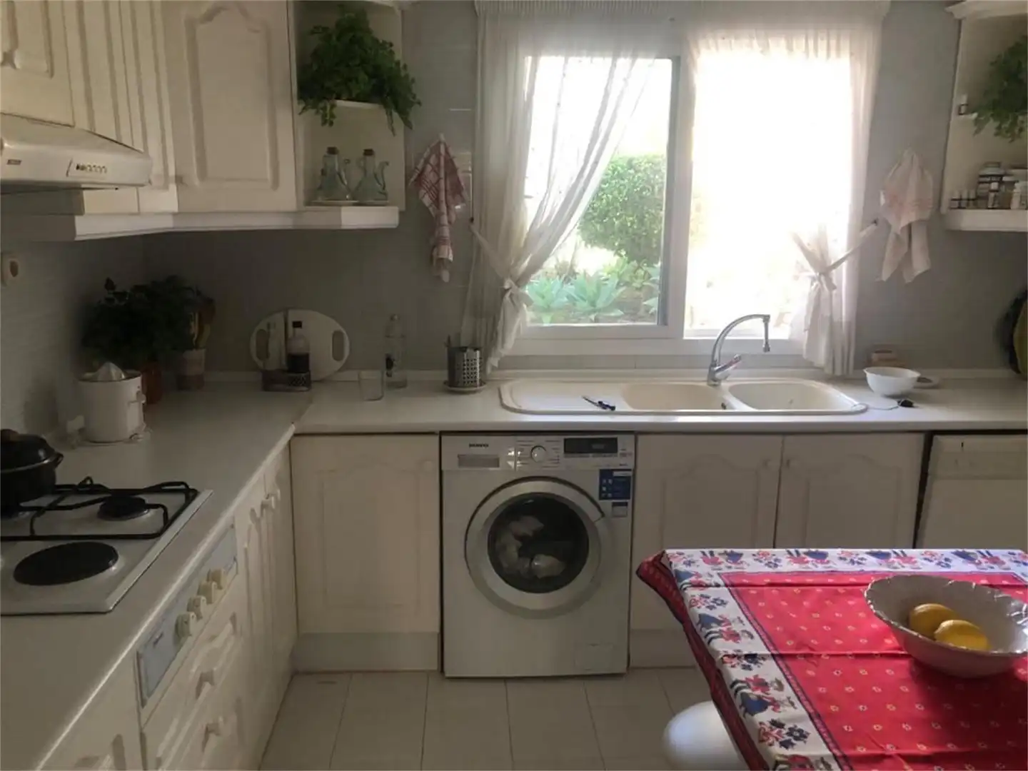 Casa adosada en venda a Urbanizacion Presidente Beach, 16, El Velerín Cuina de Casa adosada en venda en Estepona amb Aire condicionat, Calefacció i Jardí privat
