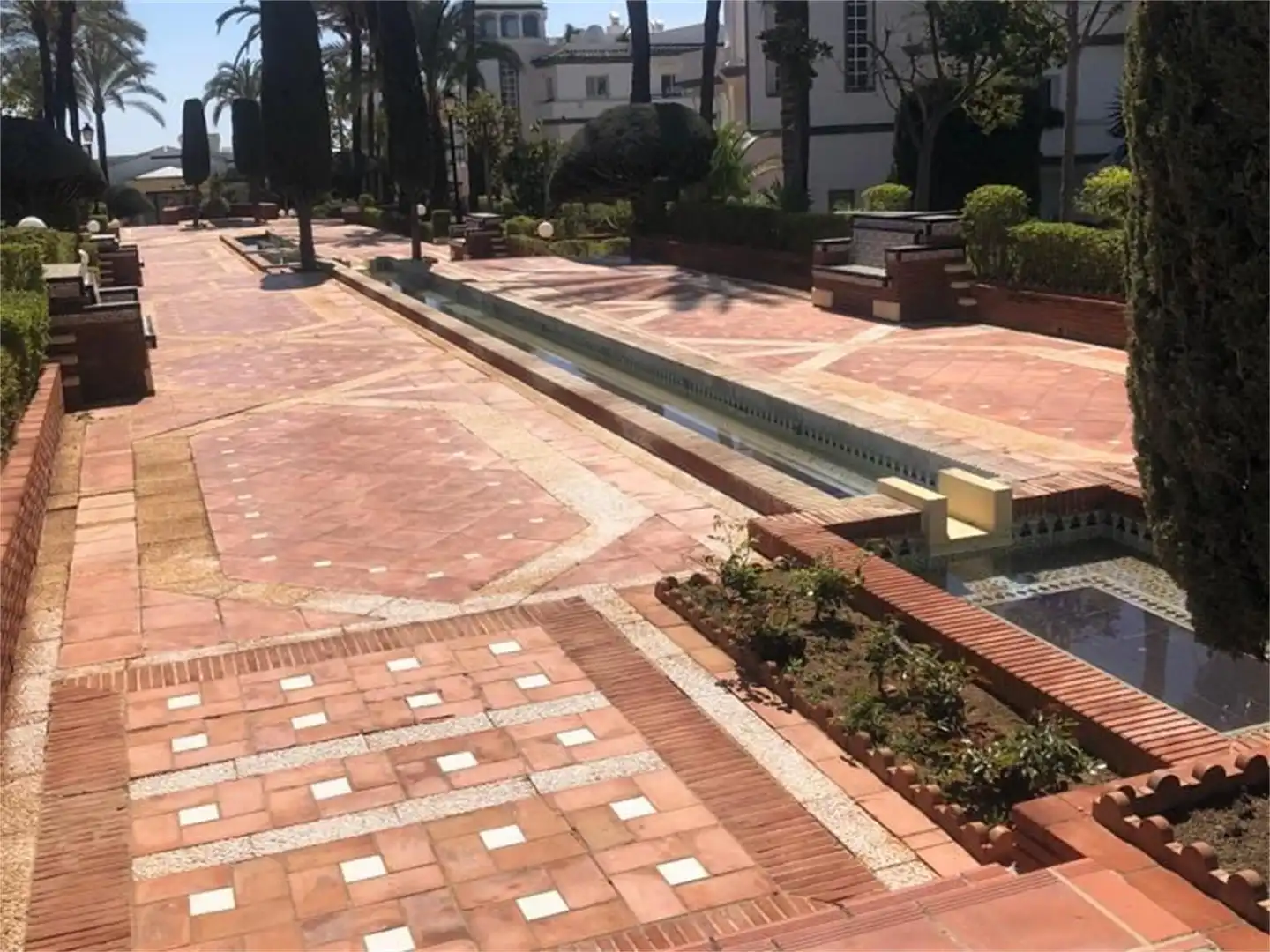 Casa adosada en venda a Urbanizacion Presidente Beach, 16, El Velerín Vista exterior de Casa adosada en venda en Estepona amb Aire condicionat, Calefacció i Jardí privat