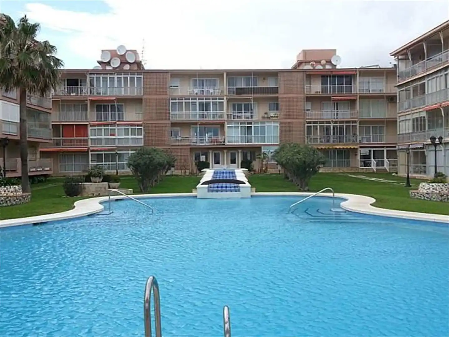 Apartments for rent in Paseo Marítimo Rey de España, 94, Playa de los Boliches Swimming pool of Apartments for rent in Fuengirola with Air Conditioner, Swimming Pool and Balcony