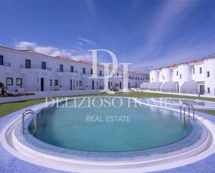 Vista exterior de Casa o xalet en venda en San Miguel de Abona amb Aire condicionat, Piscina i Balcó