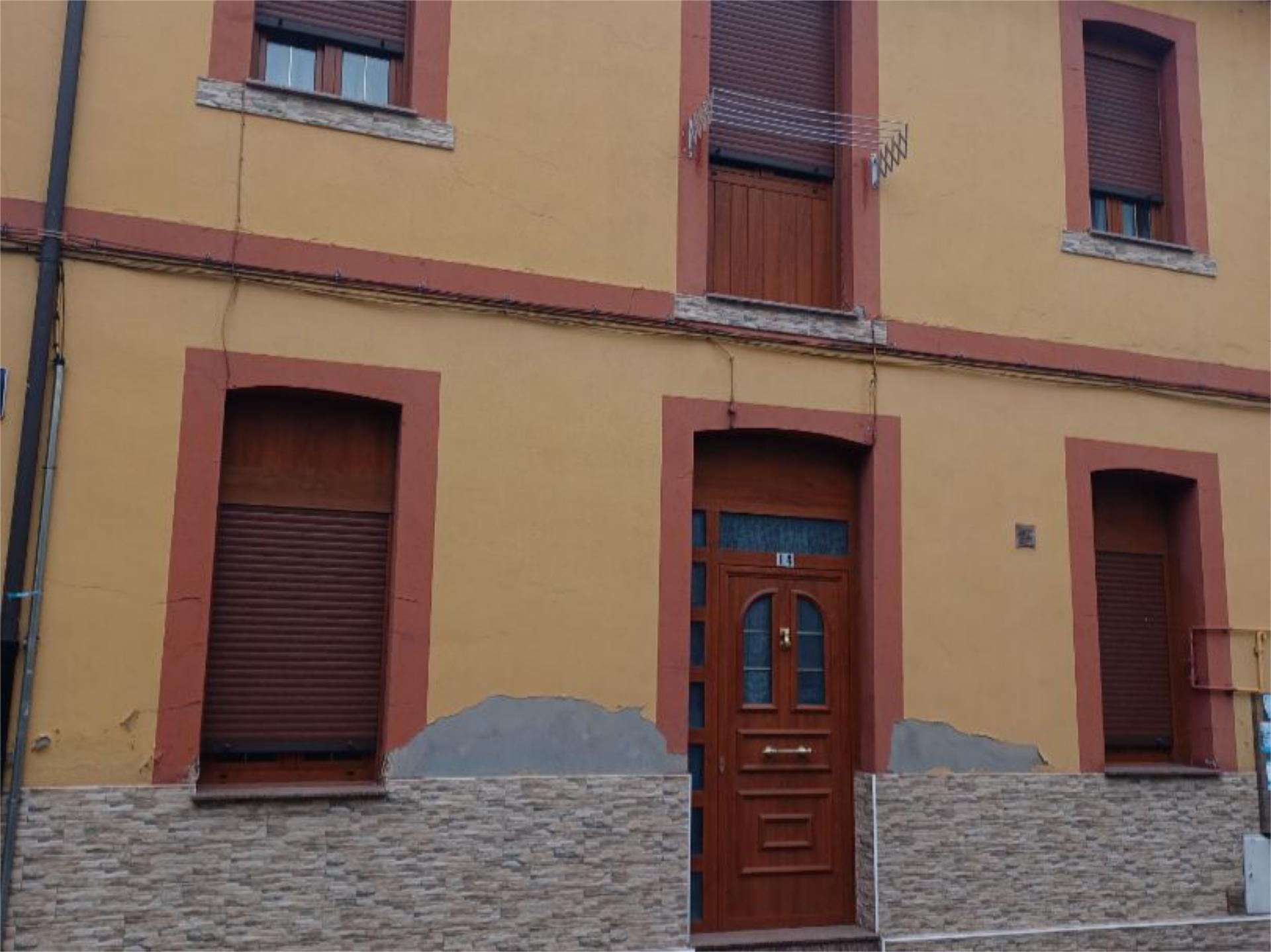 Vista exterior de Casa adosada en venda en Mieres (Asturias) amb Calefacció, Parquet i Moblat