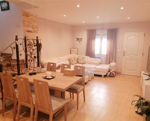 Sala d'estar de Casa adosada en venda en Catral amb Aire condicionat i Terrassa