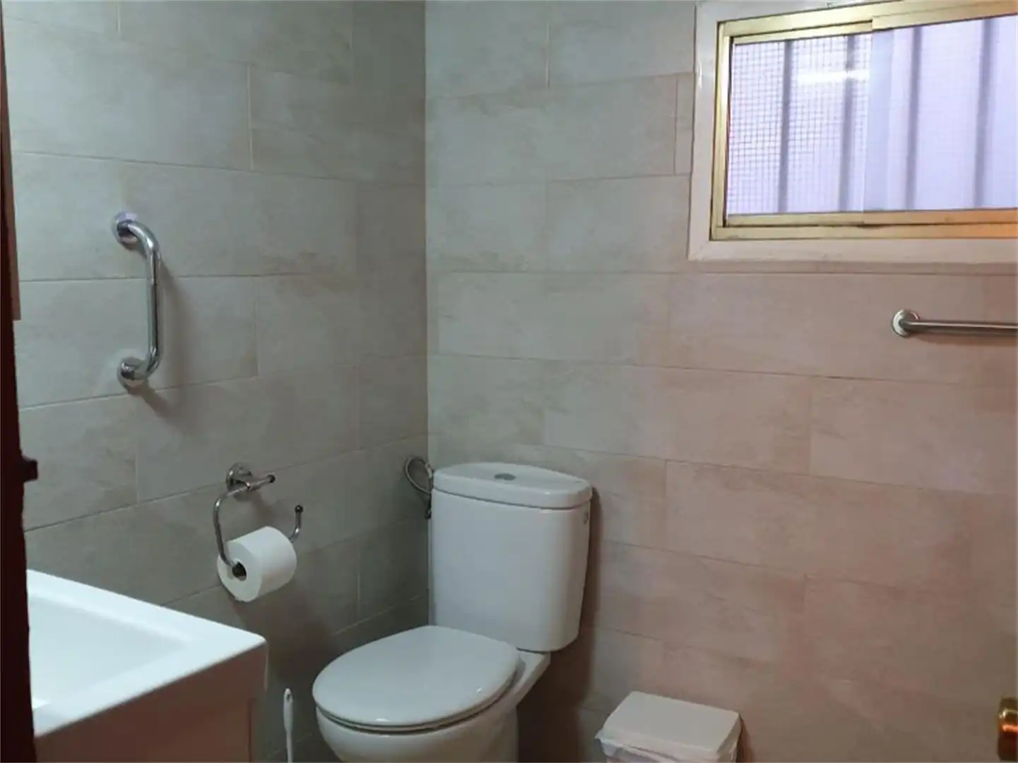 Badezimmer von Erdgeschoss zum Verkauf in Almonaster la Real mit Klimaanlage, Heizung und Abstellraum