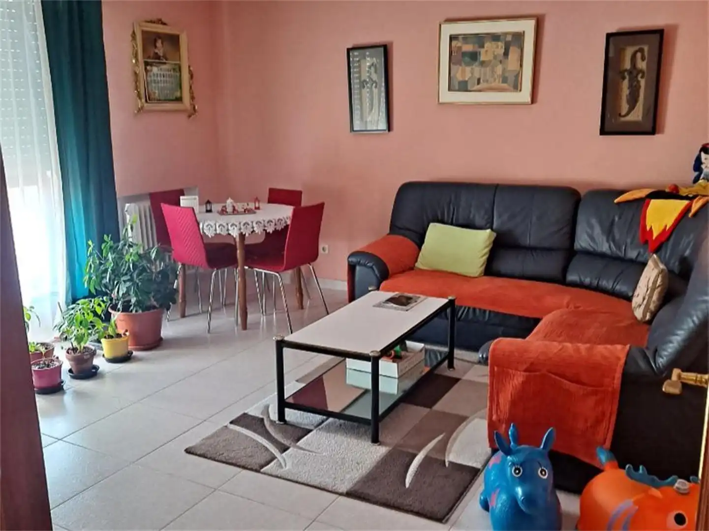 Piso en venta en Calle de Luis Anaya, 32, Pizarrales Sala de estar de Piso en venta en Salamanca con Calefacción, Parquet y Amueblado