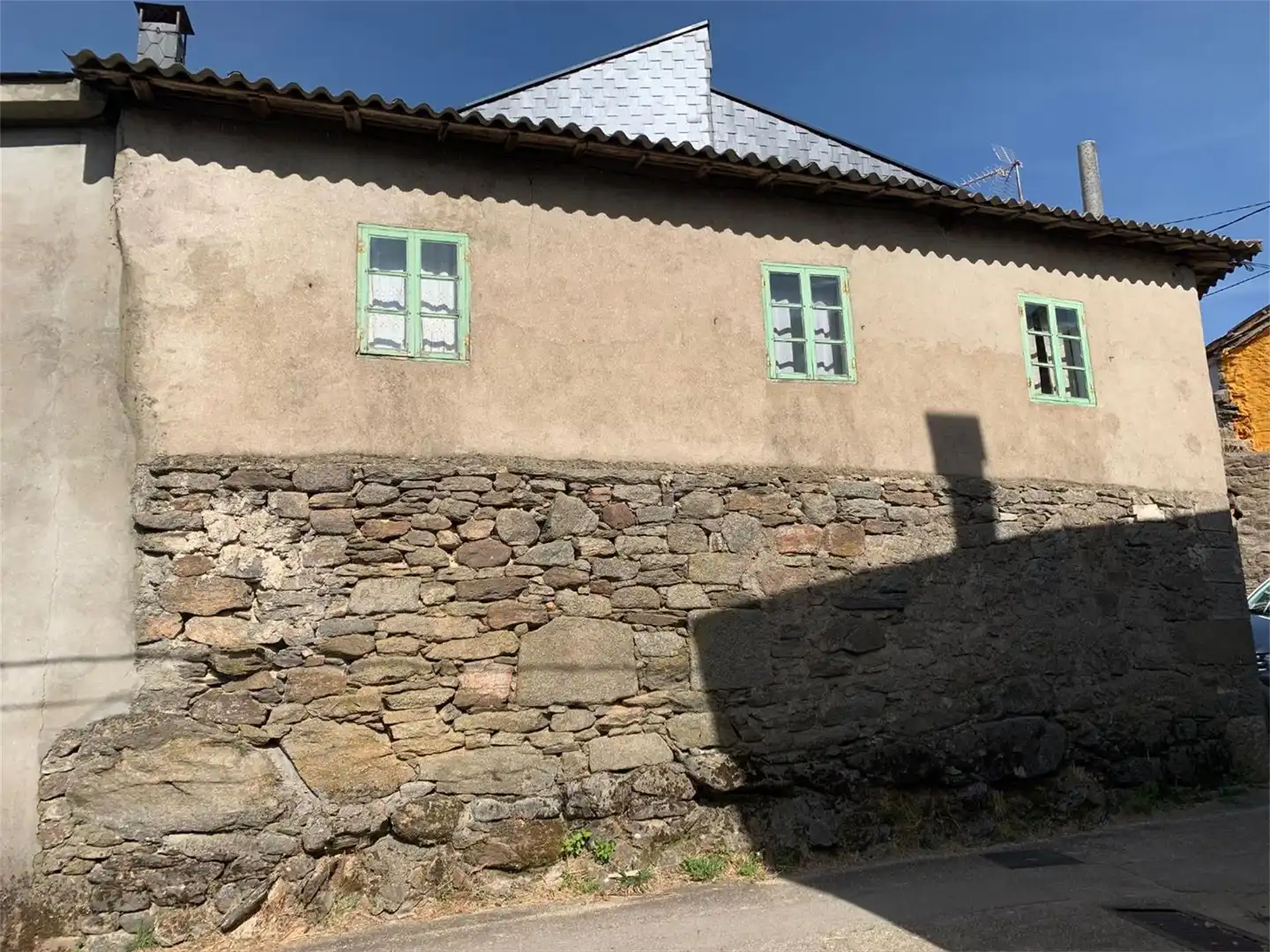 Vista exterior de Casa adosada en venda en Pías amb Traster i Balcó