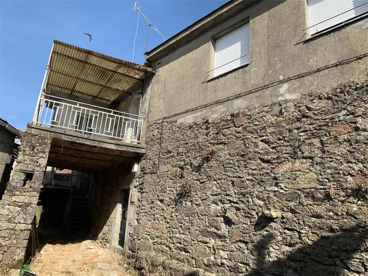 Vista exterior de Casa adosada en venda en Pías amb Traster i Balcó