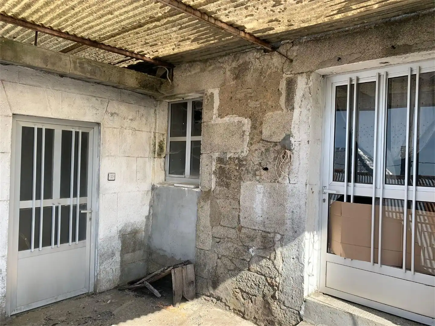 Vista exterior de Casa adosada en venda en Pías amb Traster i Balcó