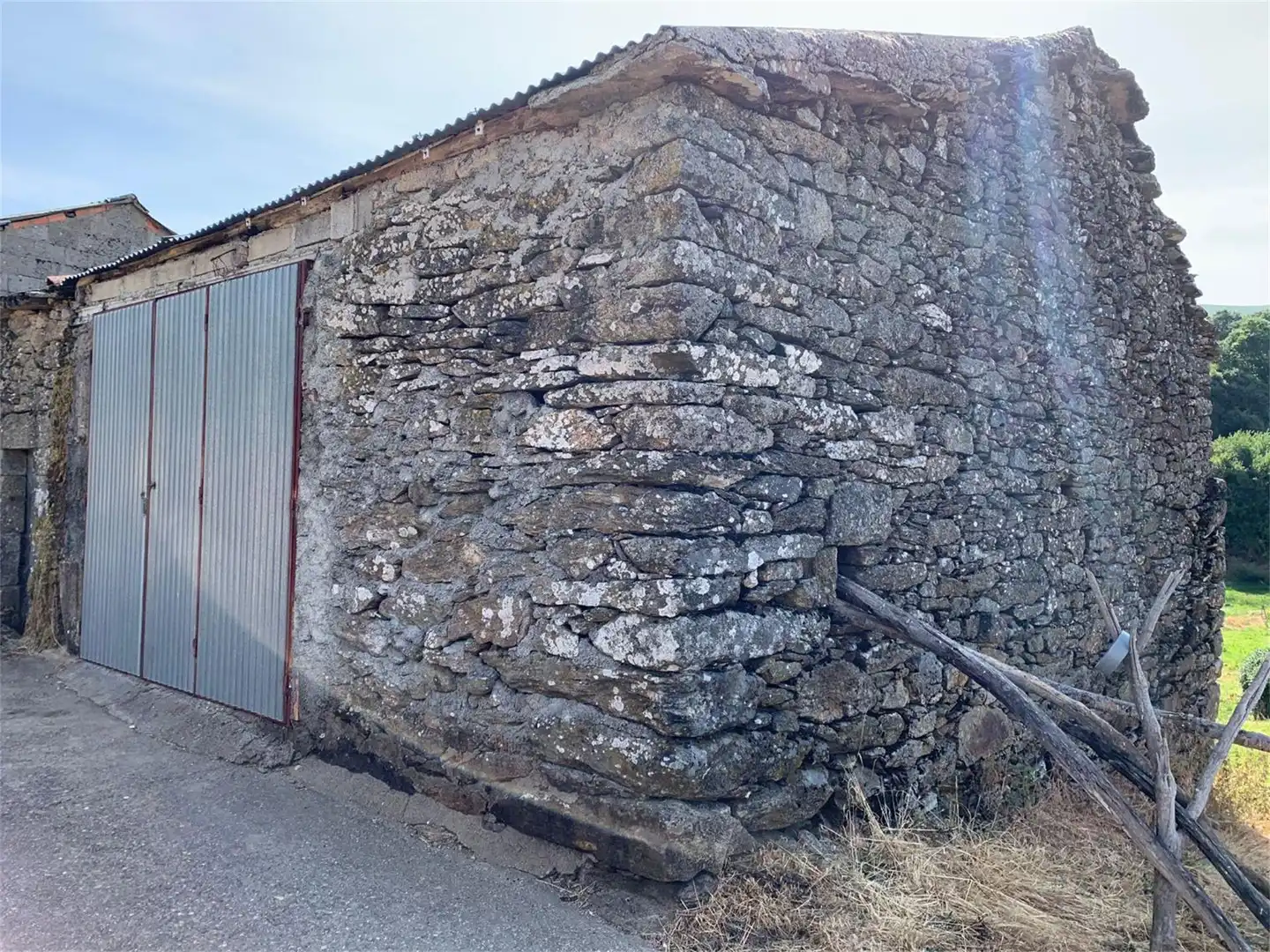 Vista exterior de Casa adosada en venda en Pías amb Traster i Balcó