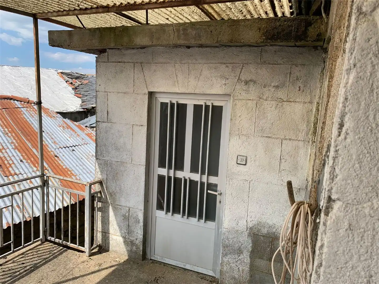 Vista exterior de Casa adosada en venda en Pías amb Traster i Balcó
