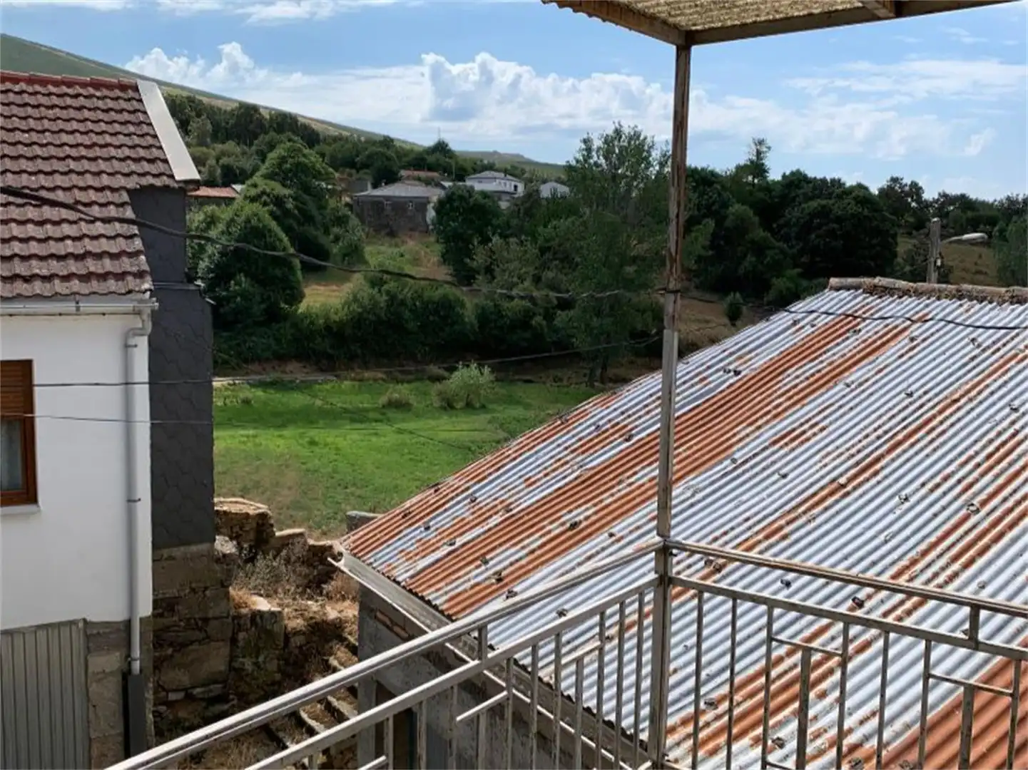Vista exterior de Casa adosada en venda en Pías amb Traster i Balcó