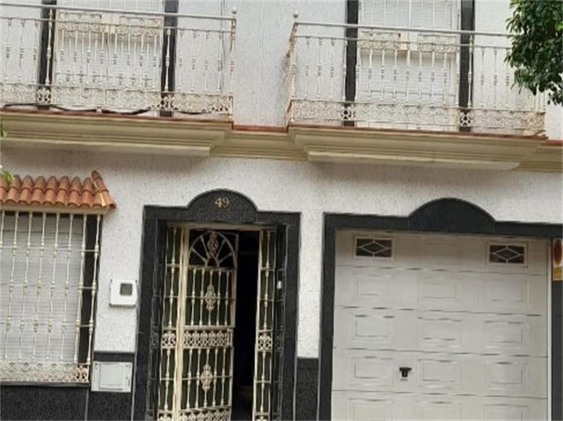 Exterior view of Single-family semi-detached for sale in Dos Hermanas  with Air Conditioner and Balcony