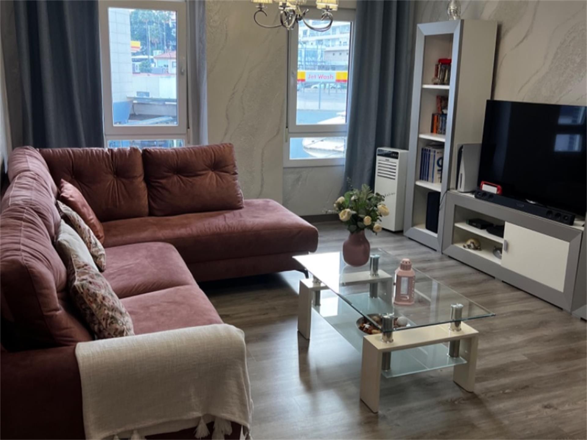 Living room of Flat for sale in Algeciras  with Parquet flooring, Furnished and Oven